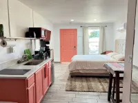 Peach Pocket Studio w/Kitchenette + W/D, Long Stay Ready w/ All Amenities! - 레지던스