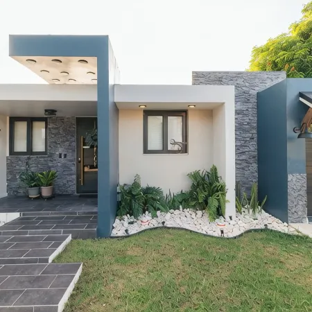 Charming 4-bedroom house w private pool, 7min from airport, close to restaurants