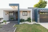 Charming 4-bedroom house w private pool, 7min from airport, close to restaurants - プライペートプール