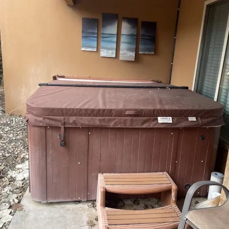Mountain view, beautiful walk out suite overlooking a park and creek. 3bedrooms. Отели в г. Осуюс