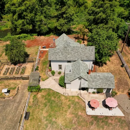 Charming 4-bedroom Pearce Historic Farmhouse in Roseburg with AC and WIFI