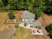 Charming 4-bedroom Pearce Historic Farmhouse in Roseburg with AC and WIFI - 4 stjerner