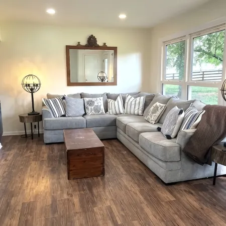 Remodeled gorgeous cottage overlooking horse farm. Family and work friendly.