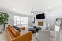 The Pierre- Nassau Bay Area SFH minutes from Nasa and Kemah - Private Pools