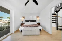 Luxury Villa in Belmont Shores 4 Bedrooms 3 Bath - Bungalows