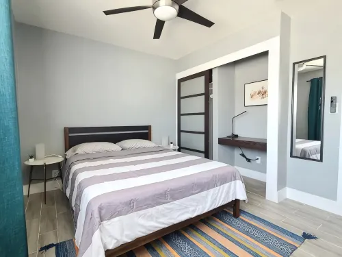 Modern 3BR house next to Airport & Strip! - Bungalows