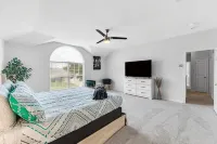 Pool retreat 5BA 2.5BA 4 King bed near lake - Boutique