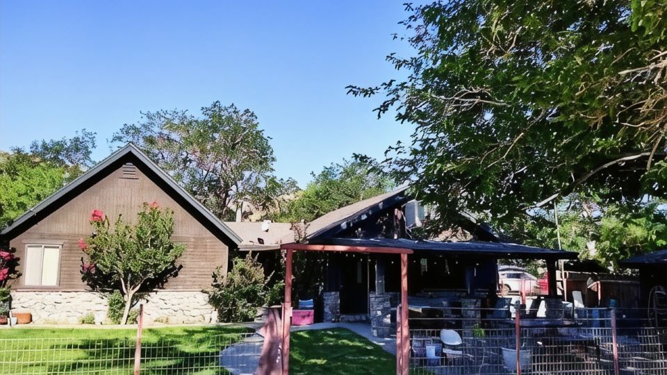 Large country home with 3 rooms and 3 baths