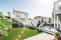 An Art-Filled Garden Apartment Near Parks and Downtown - Bungalows