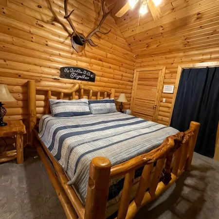 2 Bed Log Cabin, w/2 Jacuzzi, 1 mi to Sdc, Pool, Nature Trails, Private Lake
