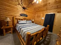 2 Bed Log Cabin, w/2 Jacuzzi, 1 mi to Sdc, Pool, Nature Trails, Private Lake - Feriehus