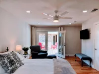 Your Spacious Private Getaway with Pool , 5 bedrooms, sleeps up to 12 guests - สระว่ายน้ำส่วนตัว