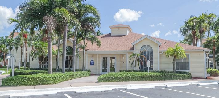 Cozy 1-bedroom condo in sunny Indialantic with AC, fitness room, WiFi Ξενοδοχεία στην πόλη Melbourne