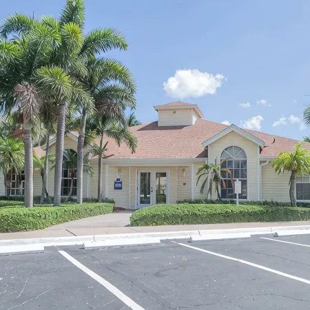 Cozy 1-bedroom condo in sunny Indialantic with AC, fitness room, WiFi