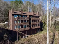 Stay Directly above Toxaway Falls with Breathtaking Mountain Views. - Bjergudsigt