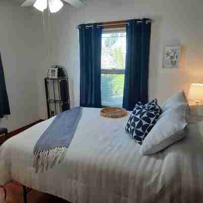 Sleeps 6, + 2 in Basement, Super Clean, Long Driveway, Fenced Yard w/Fire Pit Rooms