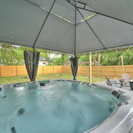 Boho West Villa • New 3Br • Hot Tub • Fire Pit • Games • 10 Min to Downtown