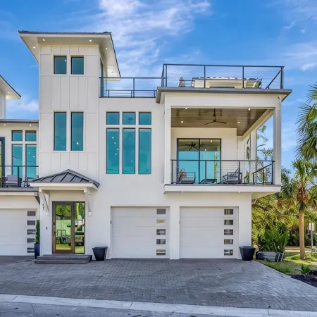 Rooftop+Balcony/Elevator/Fenced Yard! Downtown Lux Townhome