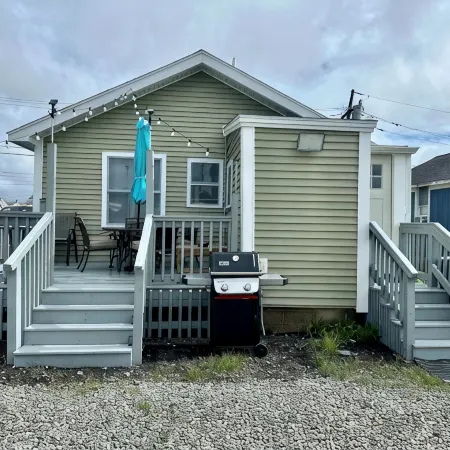 Premier, modern, fully renovated, Beach home...stroll to the beach in 3 minutes!