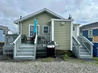 Premier, modern, fully renovated, Beach home...stroll to the beach in 3 minutes! - Bungalows