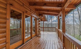 Luxury Log Cabin + Hot Tub + Mins to Downtown Dahlonega