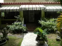 Beautiful & Large Bedroom  in B&B in Exquiste  Tropical  Home- Centrally located - Bungalows