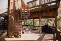 Gorgeous views and two decks! Large open cabin, short walk to lodge - Sleeps 14 - 4-stjärniga