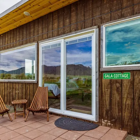 Off-grid tiny home in apple orchard with million-dollar mountain views!