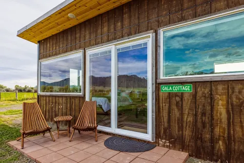 Off-grid tiny home in apple orchard with million-dollar mountain views! - 4-stjärniga