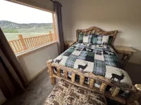 Brand New 4-bedroom cabin/stunning views/king bed, Hot Tub!!! - シャレー