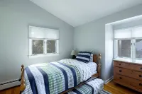 Seaside Serenity: Renovated Beach House Oasis in Charming Niantic - Wifi