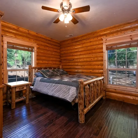 Log Cabin Getaway: WIFI, GameRoom, Firepit, pets OK!