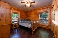 Log Cabin Getaway: WIFI, GameRoom, Firepit, pets OK! - 샬레 호텔