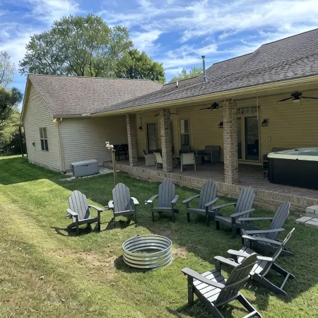 Luxury Old Man's Cave Home🌲Walking Distance to Hocking Hills Park with Hot Tub
