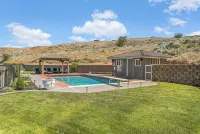 Wenatchee Mansion. 6500 Sqft, Pool, Hot Tub, 6 Br, Theater, Billiards and More! - maisons de vacances