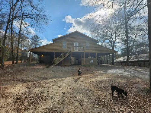 Lodge & cabin sleeps 21 - peaceful country setting 15 min to downtown Dublin GA - Wifi