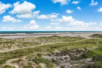 Pet friendly, newly renovated, ocean and beachfront historical home - Parvekkeita