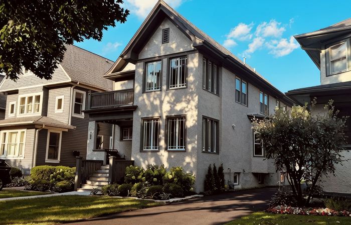 Space&style New rehab, first flr + bsmt of duplex, driveway prkng, walk to train