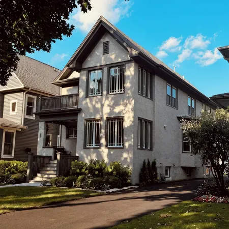 Space&style New rehab, first flr + bsmt of duplex, driveway prkng, walk to train