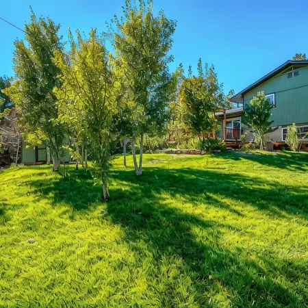 Serene Rustic Haven, Huge Yard & Decks , ZenDen