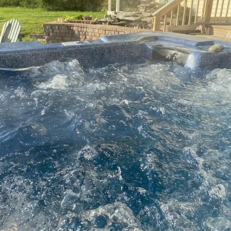 Newly remodeled, Hot Tub, 70n inch tv Private Entrance, Convenient location