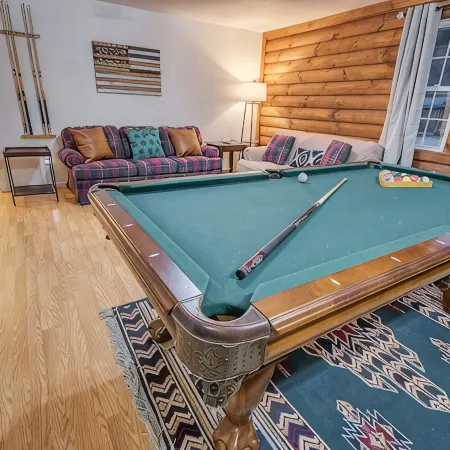 Spacious Hideaway w/ hot tub and creek- 1 mile from beautiful Watauga Lake