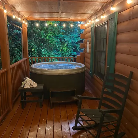 3/2 Log Cabin with year round rushing creek. Hot tub, wifi, A/C, arcade game.