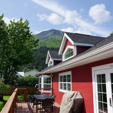 Sockeye house 420 3rd ave Large house located in downtown Accommodates up to 12