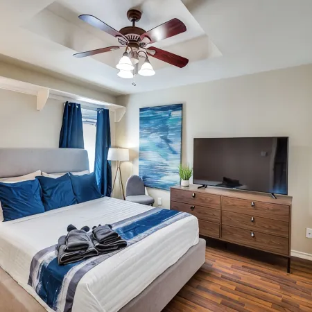 4 Bedroom & Pool: Great Irving Location close to attractions