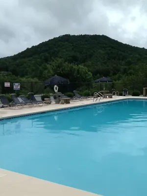 Beautiful lodge, 4 king bedrooms, all with private baths! 5 decks to enjoy. - 4つ星