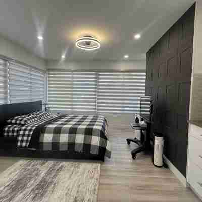 Cozy , spacious and comfortable house. Pet friendly! And close to everything!!! Rooms