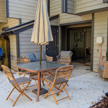 Newly Renovated Townhome near Marietta Square, 2 King Beds