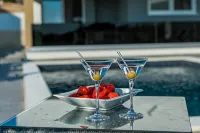 Villa Magnifica Apartments with Pool - Airport Shuttle