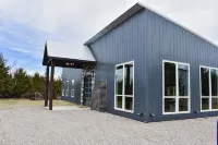 WhiteTail Cabin with Shuffleboard, Fireplace, WiFi, South of Norman - Homestays